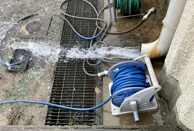 雨樋の汚れ、詰まりが気になる！掃除はどうやってする？放置すると雨漏りに？ (4)