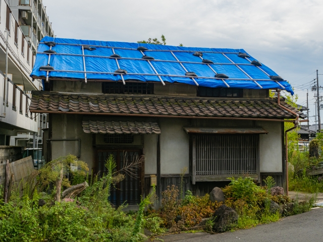 台風で雨漏りが！自分でできる応急処置とは？修理費用はいくら？ (1)