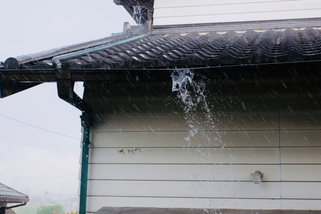 雨樋から「ポタポタ」「ボコボコ」音がするのはなぜ?原因と解決方法 (2)