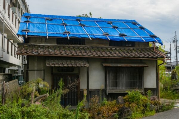 台風で雨漏りが！自分でできる応急処置とは？修理費用はいくら？ (1)