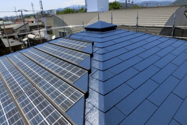 太陽光パネルがある屋根は塗装できる？脱着費用や注意点とは (2)