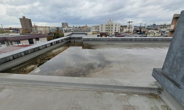 陸屋根から雨漏りは何が原因？修理のための調査・防水工事にかかる費用相場を紹介します