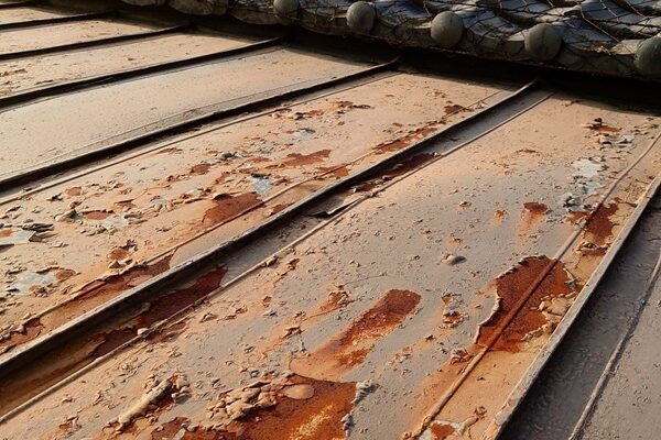 トタン屋根から雨漏りが！応急処置や修理にかかる費用相場も紹介します (2)