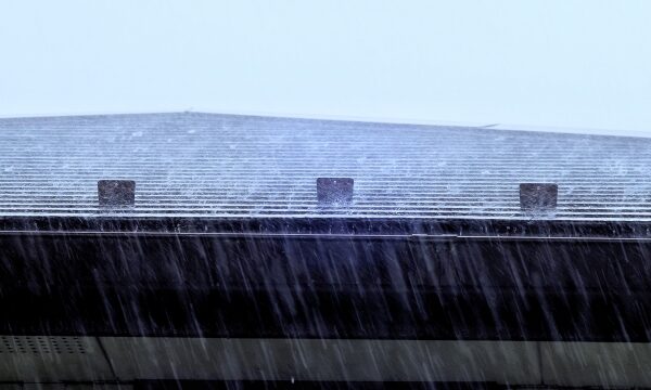 ゲリラ豪雨による屋根修理は火災保険が適用できる？条件や申請方法を解説 (4)