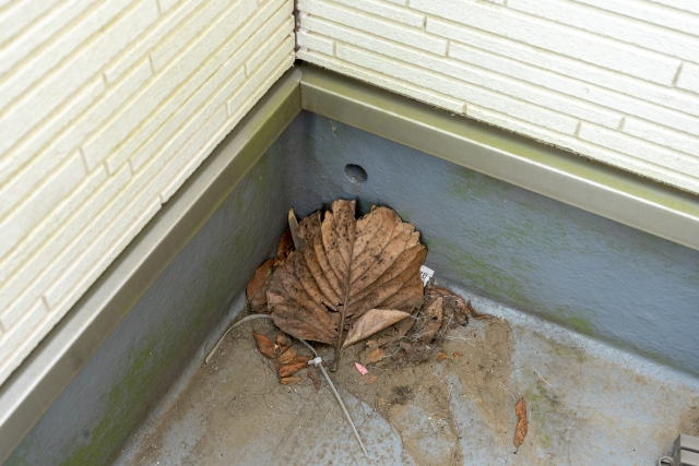 ベランダ・屋上の排水溝が詰まったら?自分で掃除する方法と業者に依頼 
