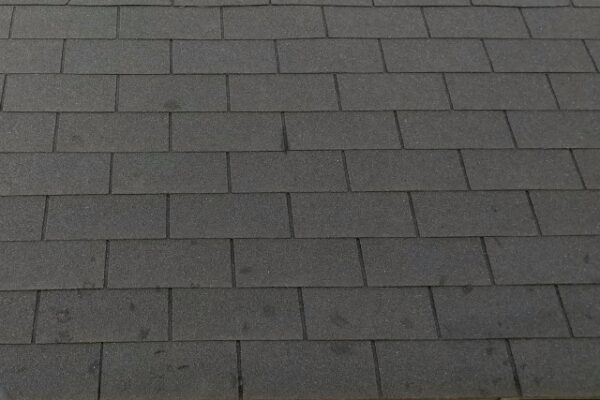 アスファルトシングルのメンテナンス方法｜劣化サインと長持ちさせるための補修法 (2)