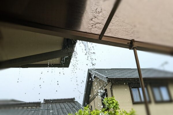 雨樋から「ポタポタ」「ボコボコ」音がするのはなぜ？原因と解決方法 (3)